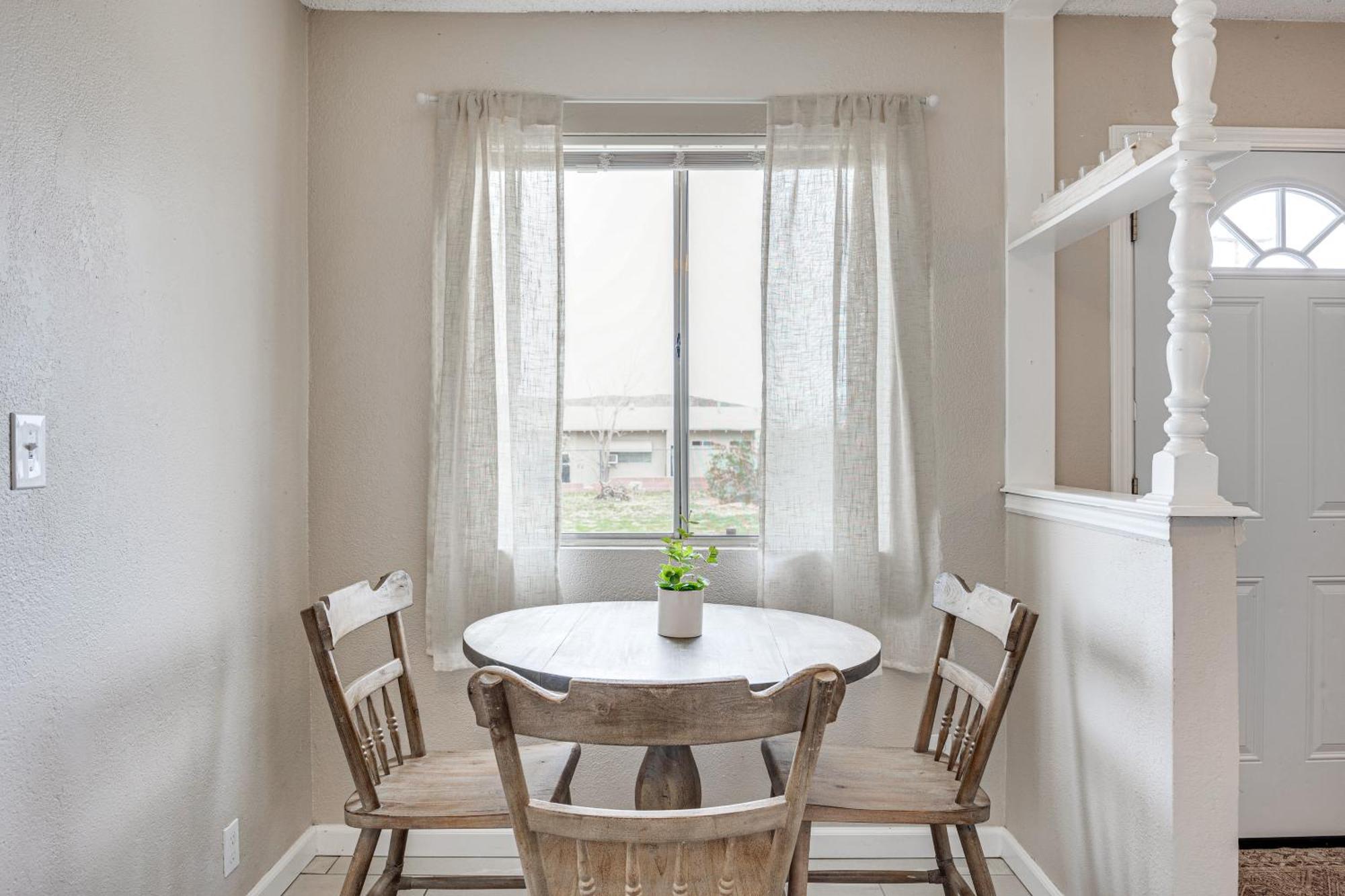 Convenient - Walk To Town! Apartment *