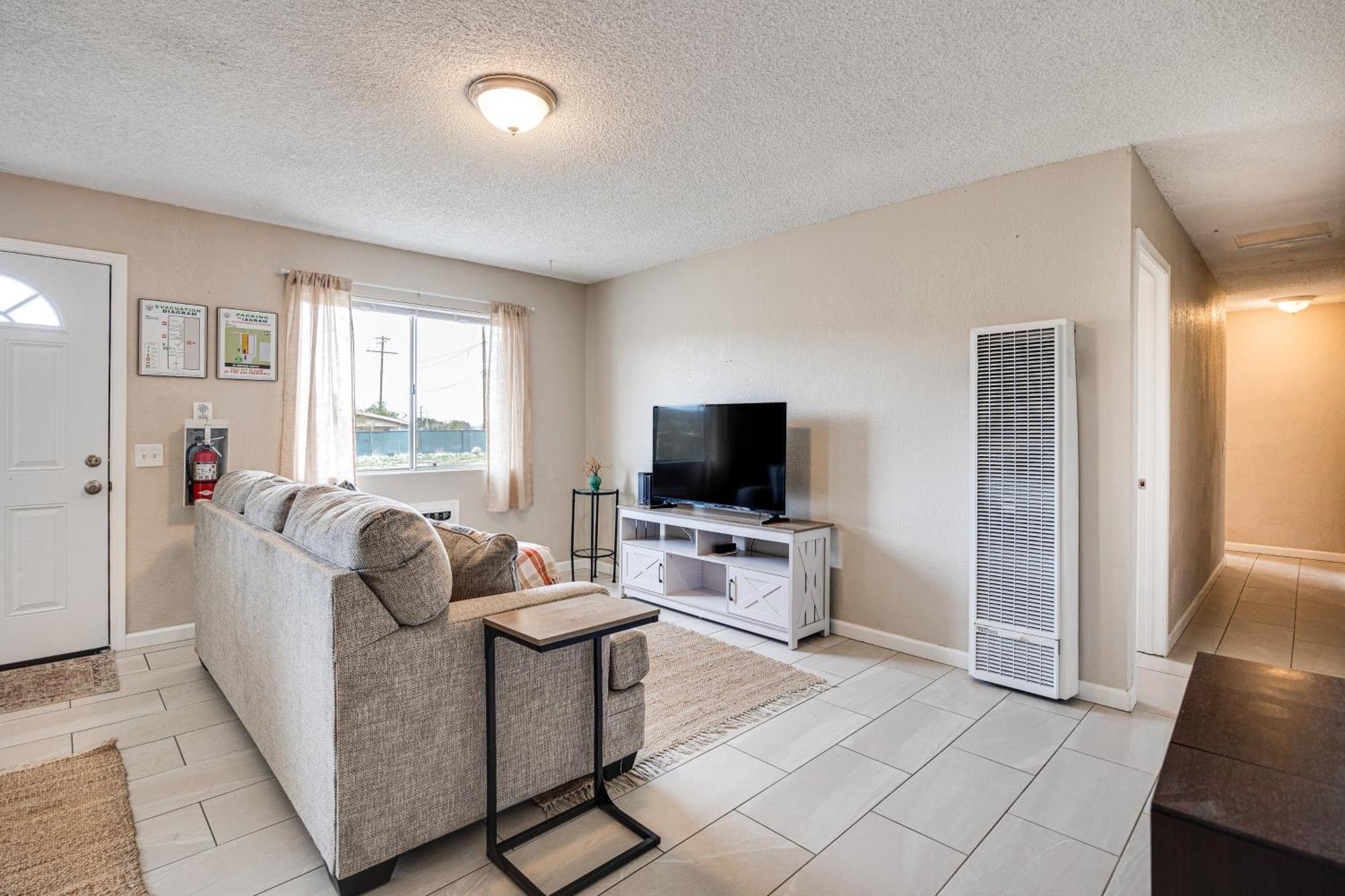 Convenient - Walk To Town! Apartment