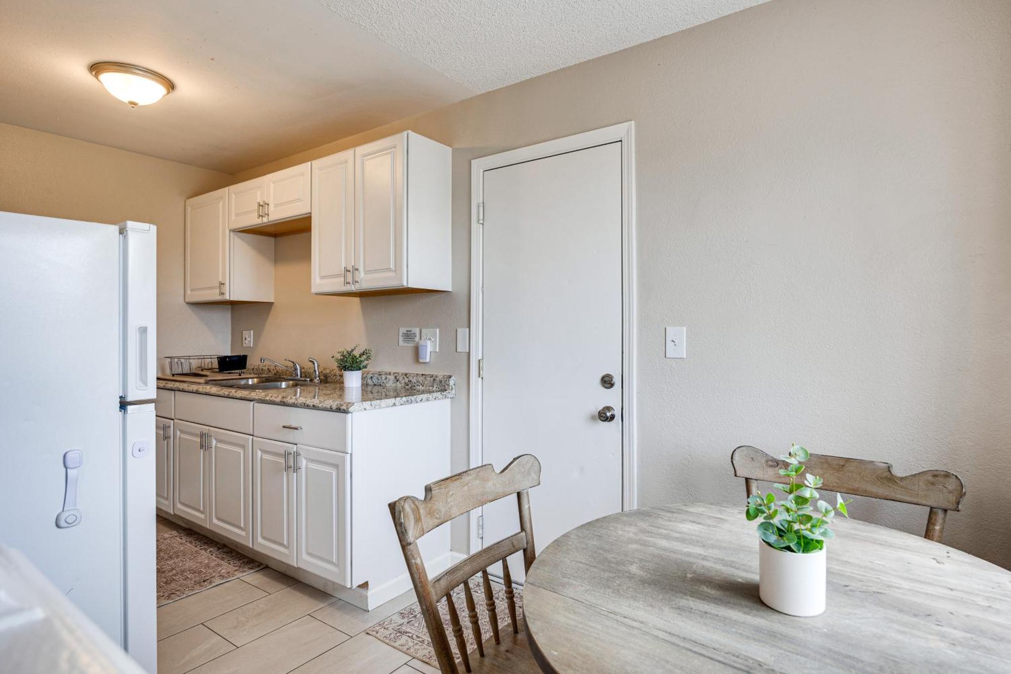 Convenient - Walk To Town! * Joshua Tree