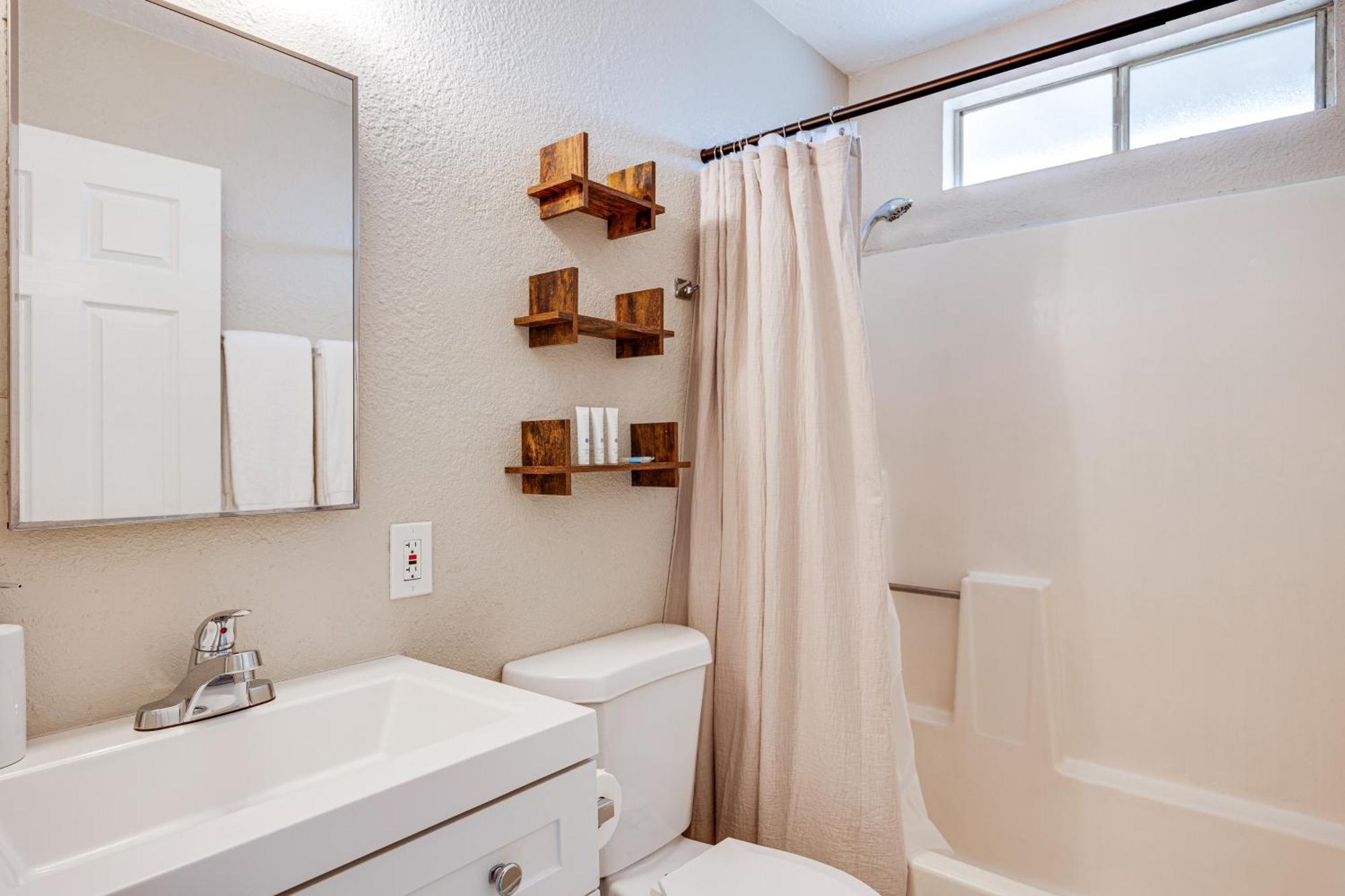 Convenient - Walk To Town! Apartment *