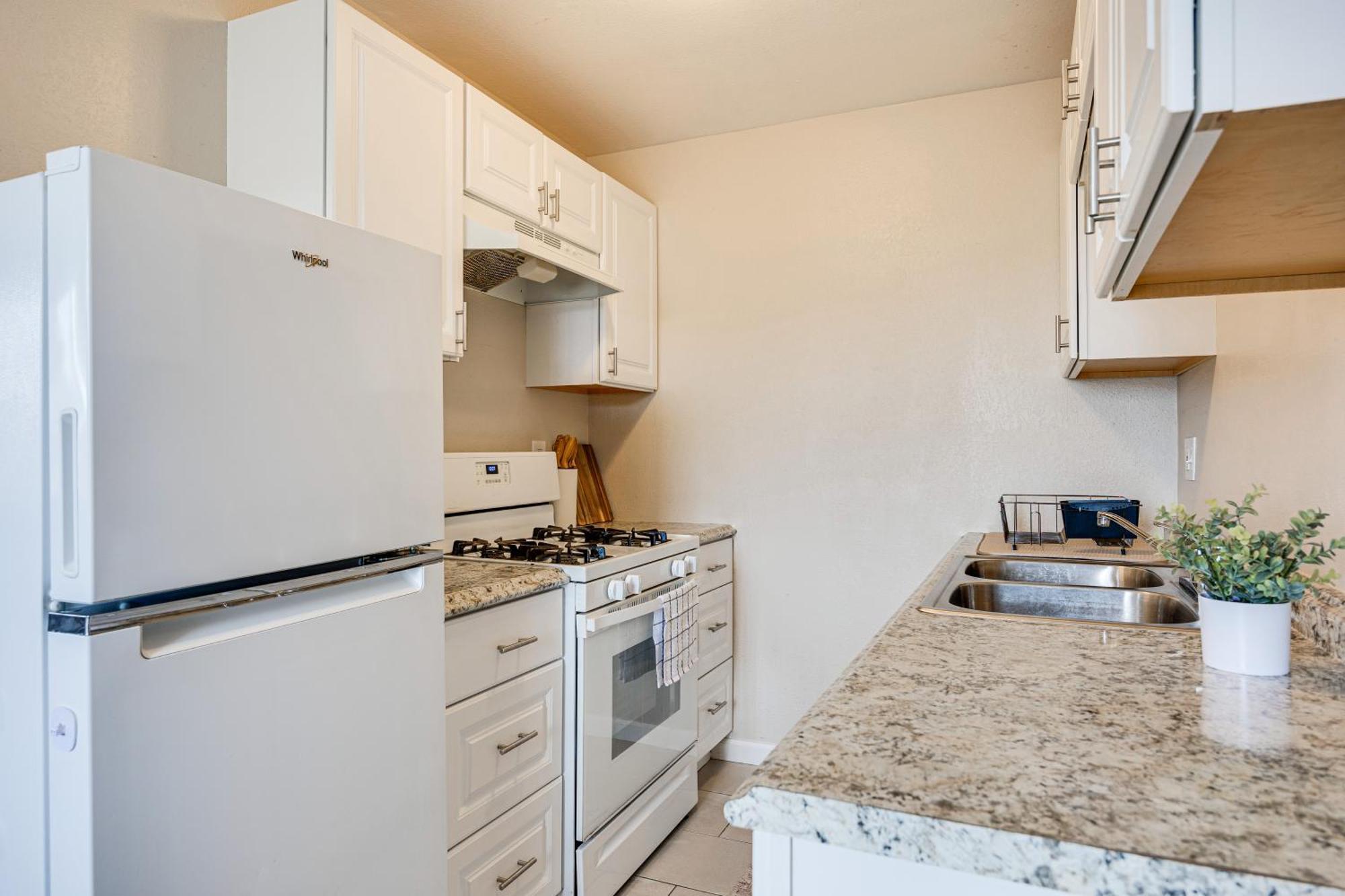 Convenient - Walk To Town! Apartment
