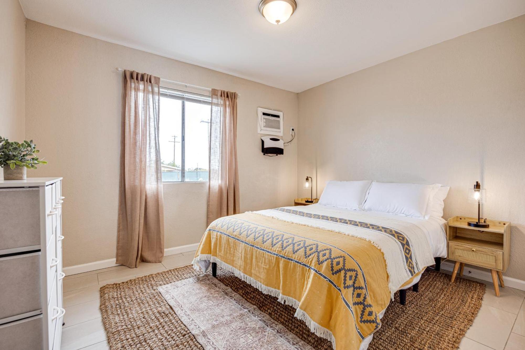 Convenient - Walk To Town! Apartment *