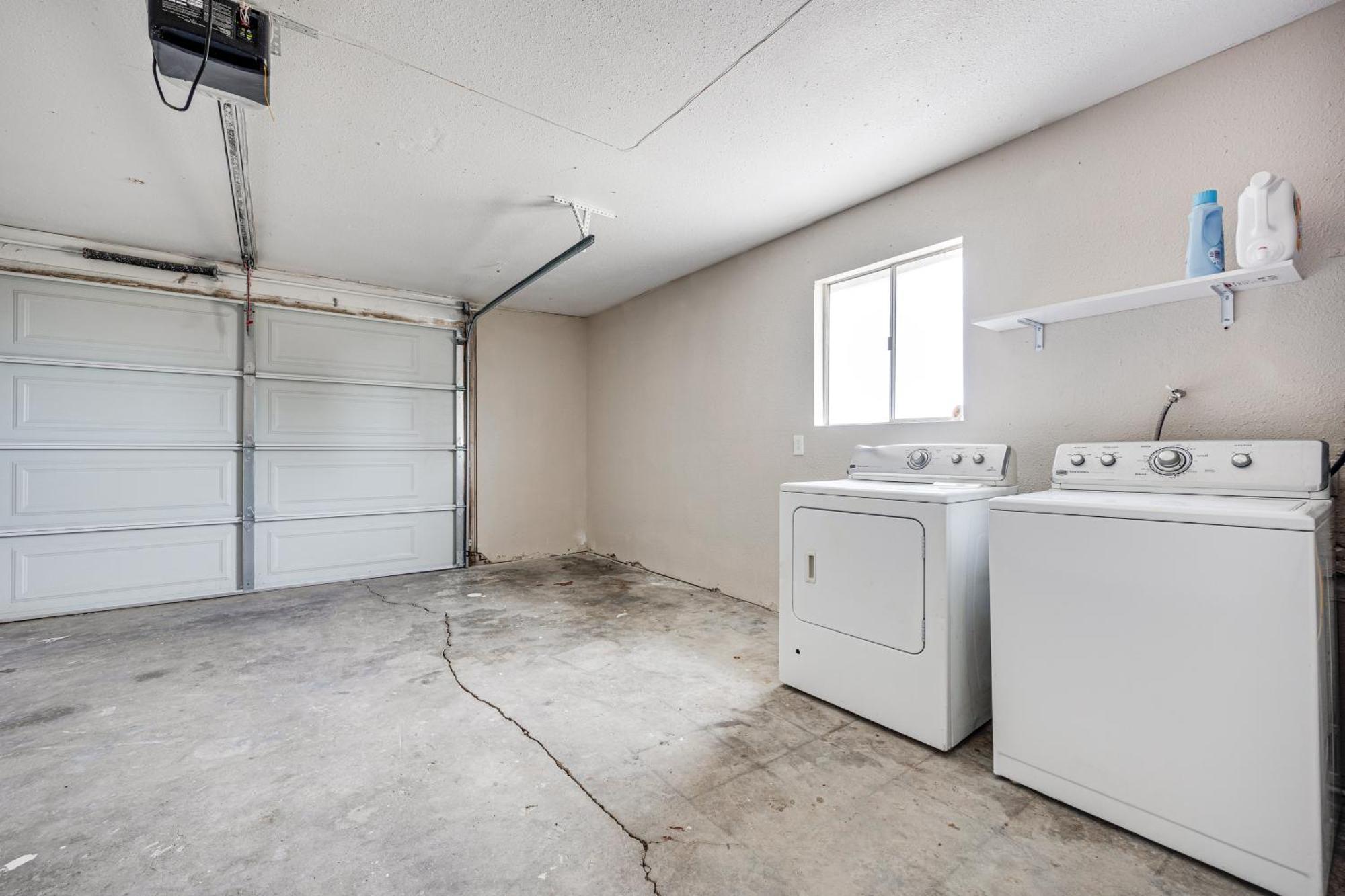 Convenient - Walk To Town! Apartment