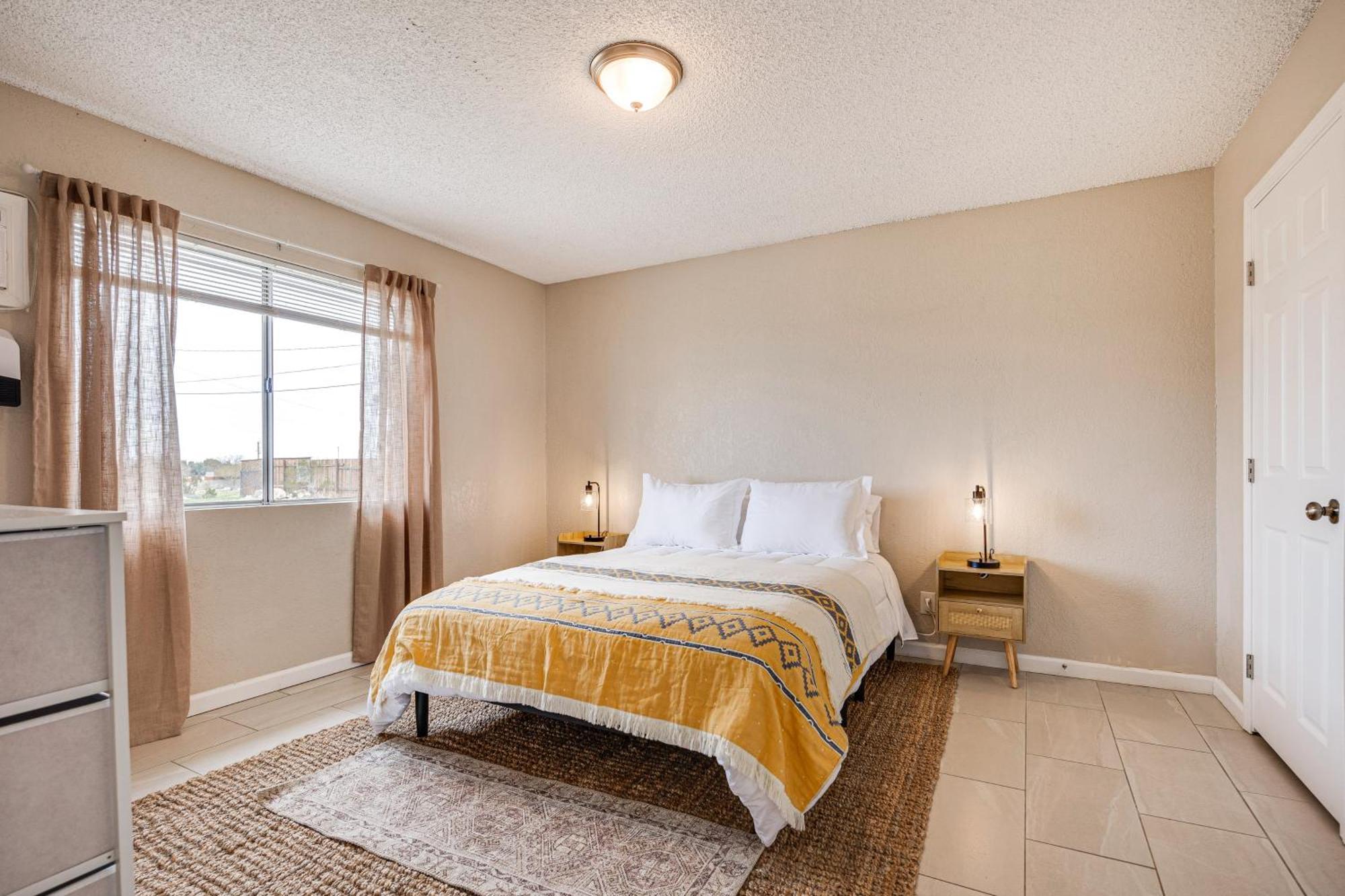 Convenient - Walk To Town! Apartment *